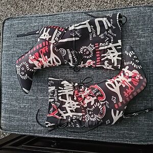 NWT Azalea Wang Laser Graffiti Stiletto Boot